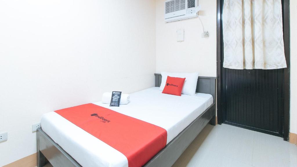 Postel nebo postele na pokoji v ubytování RedDoorz at Isabelita Hotel Tuguegarao City
