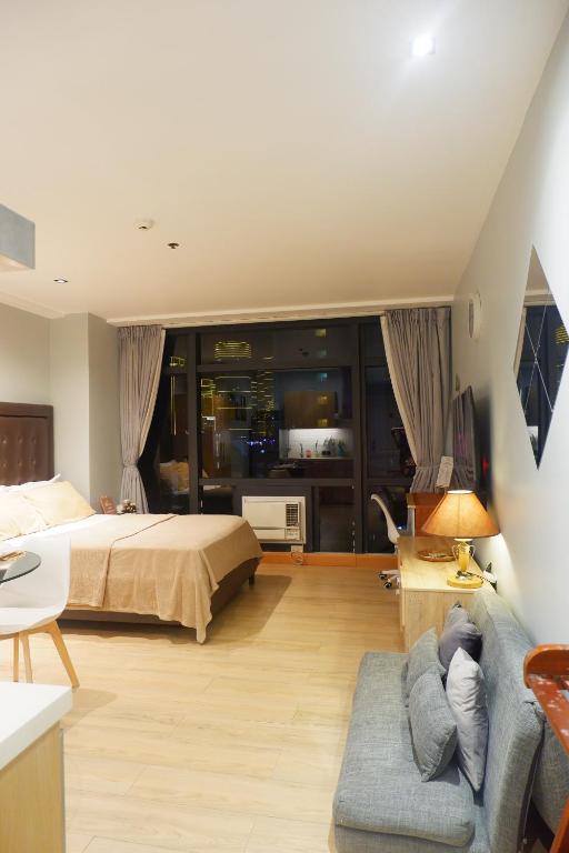 Ένα ή περισσότερα κρεβάτια σε δωμάτιο στο Quiet Condo with Fast WiFi, Own Balcony, Pool and Gym