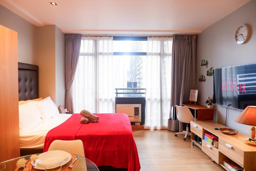 Ένα ή περισσότερα κρεβάτια σε δωμάτιο στο Condo in Makati with Fast WiFi, Free Pool, Netflix and Own Balcony