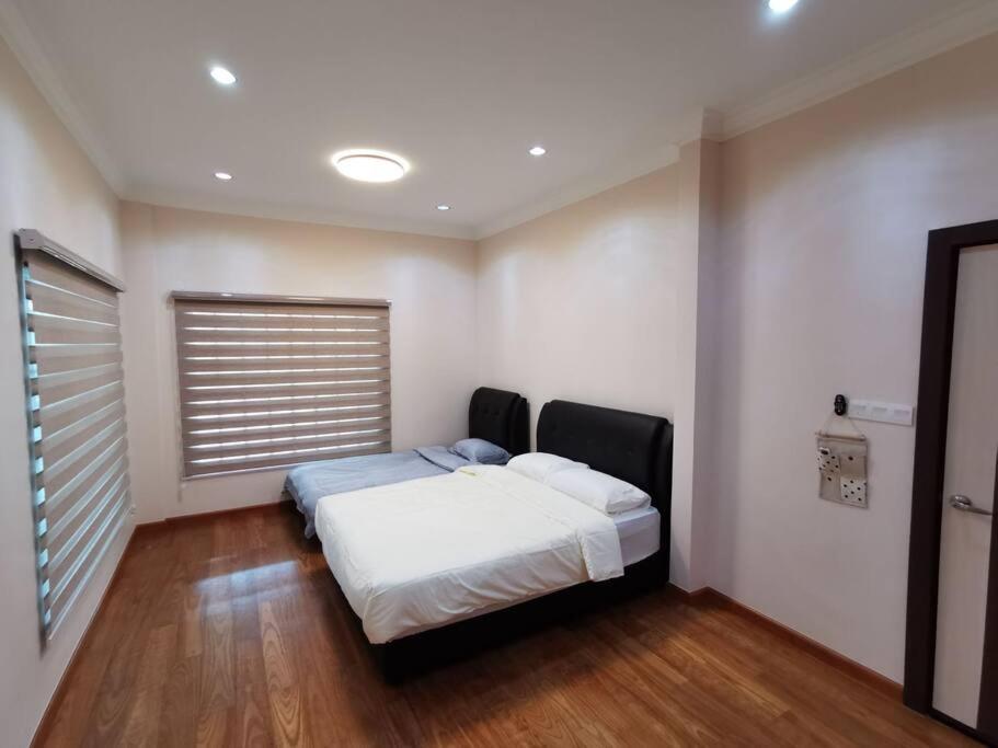 Postel nebo postele na pokoji v ubytování Homezstay Permyjaya Miri