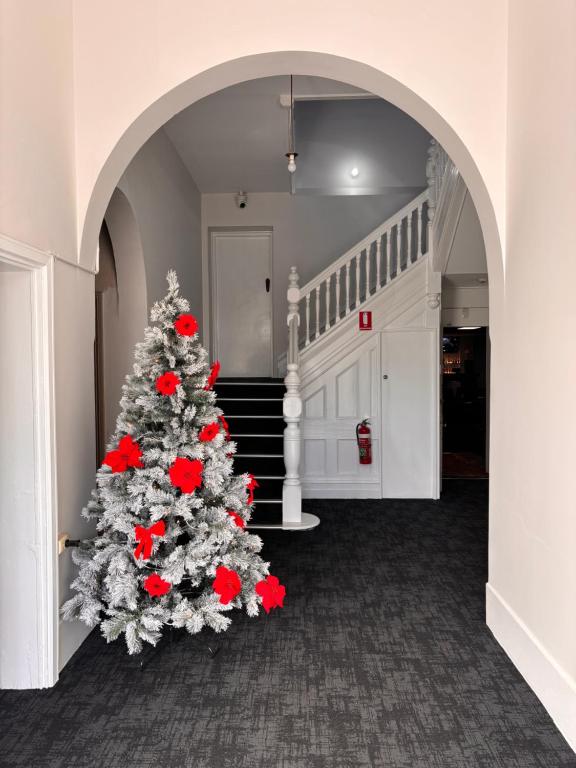 CollieにあるThe Club Hotel Collieの廊下中のクリスマスツリー