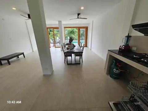Kuchyň nebo kuchyňský kout v ubytování 8 Bedroom Monkey Villa 101