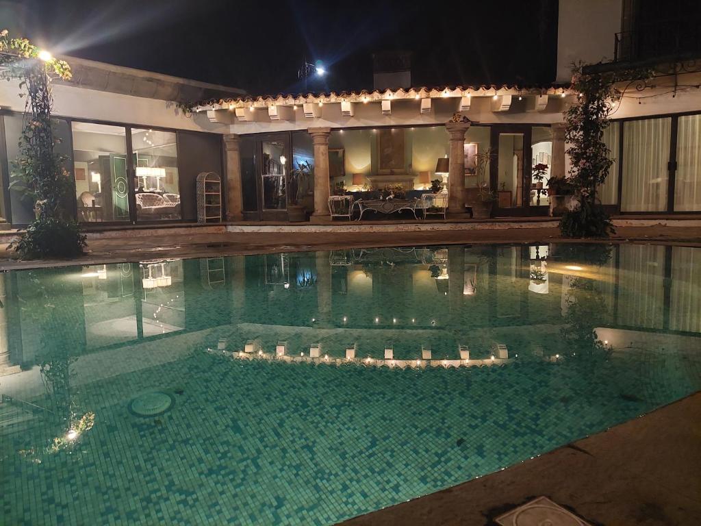 una piscina di fronte a una casa di notte di Residencia Casa del Roble 1 a Cuernavaca