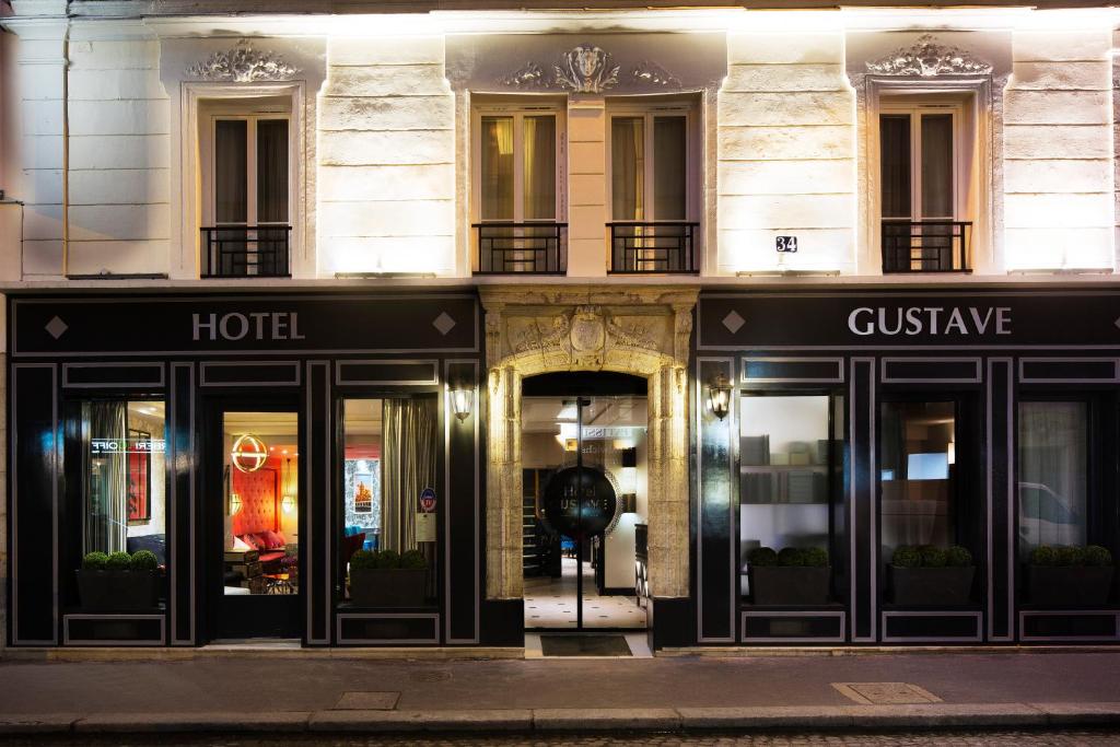 ein Geschäft vor einem Gebäude mit Glastüren in der Unterkunft Hôtel Gustave in Paris