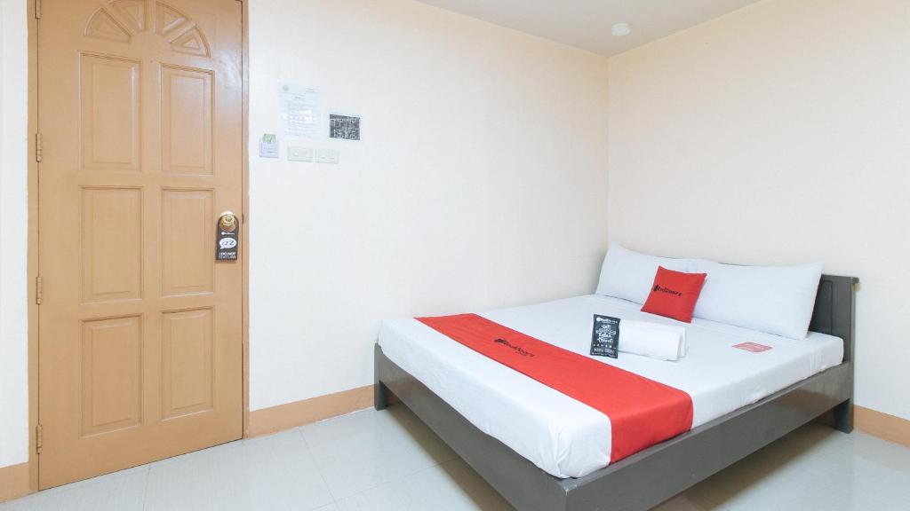 Postel nebo postele na pokoji v ubytování RedDoorz at Isabelita Hotel Tuguegarao City
