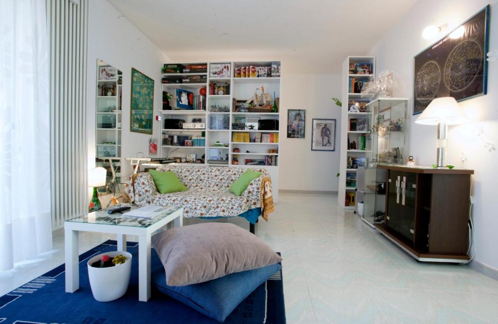 ein Schlafzimmer mit einem Bett und einem Tisch in einem Zimmer in der Unterkunft Matera Belvedere in Matera