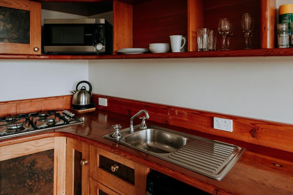 Eagle View Escape - Queen Studio