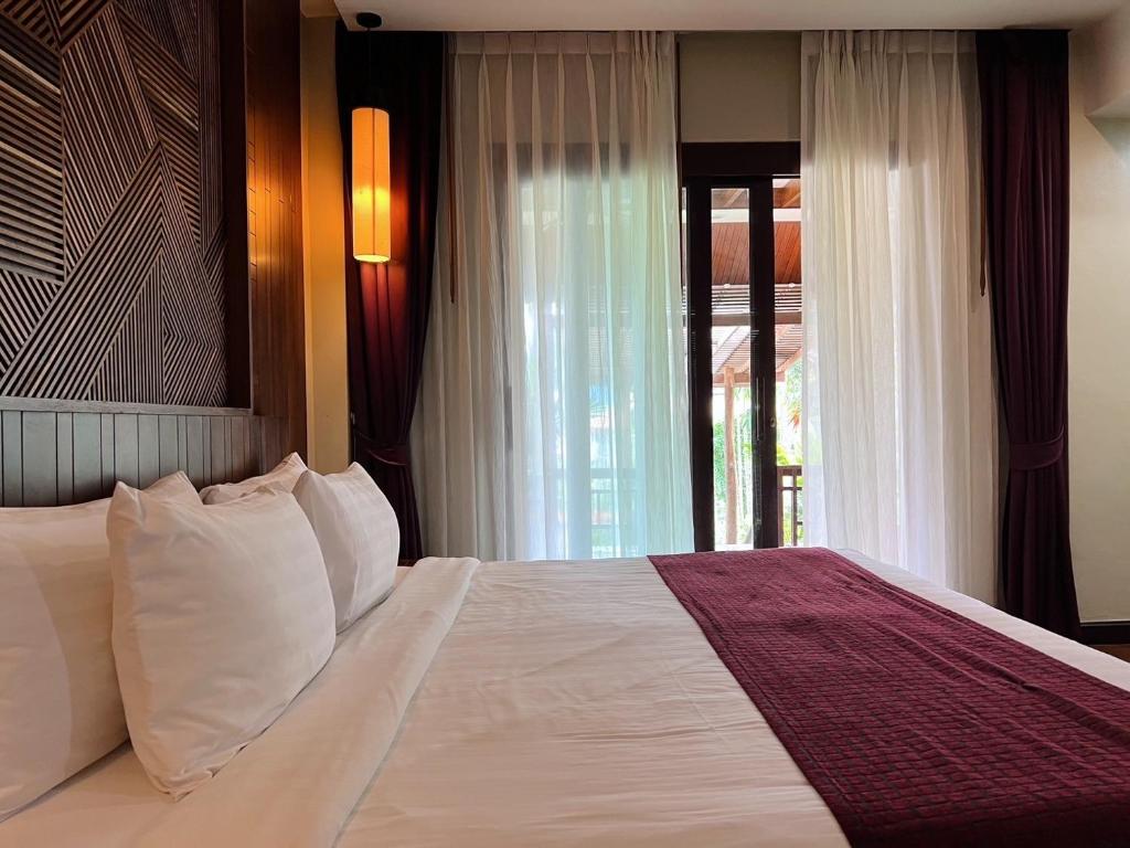 Postel nebo postele na pokoji v ubytování Aonang Phu Pi Maan Resort & Spa