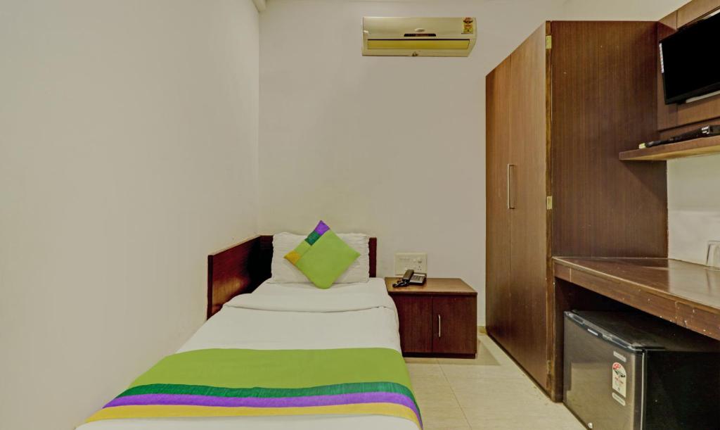 Postel nebo postele na pokoji v ubytování Loharkar Hotel