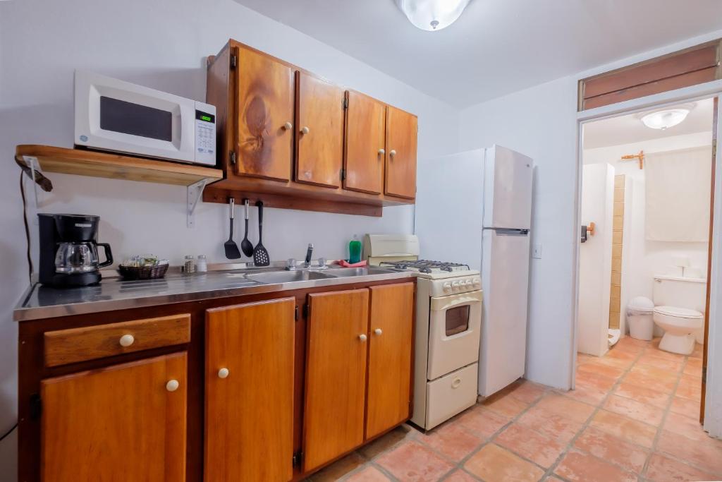 Una cocina o zona de cocina en Seven Seas Resort Adults Only