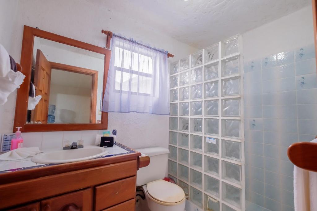 Un baño de Seven Seas Resort Adults Only