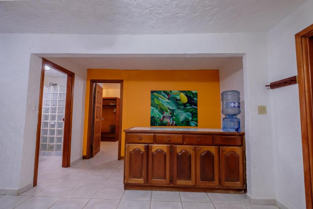 Una televisión o centro de entretenimiento en Seven Seas Resort Adults Only