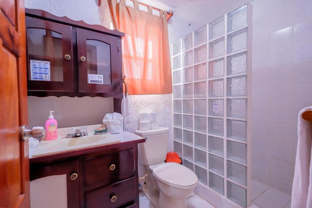 Un baño de Seven Seas Resort Adults Only