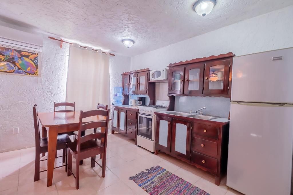 Una cocina o zona de cocina en Seven Seas Resort Adults Only