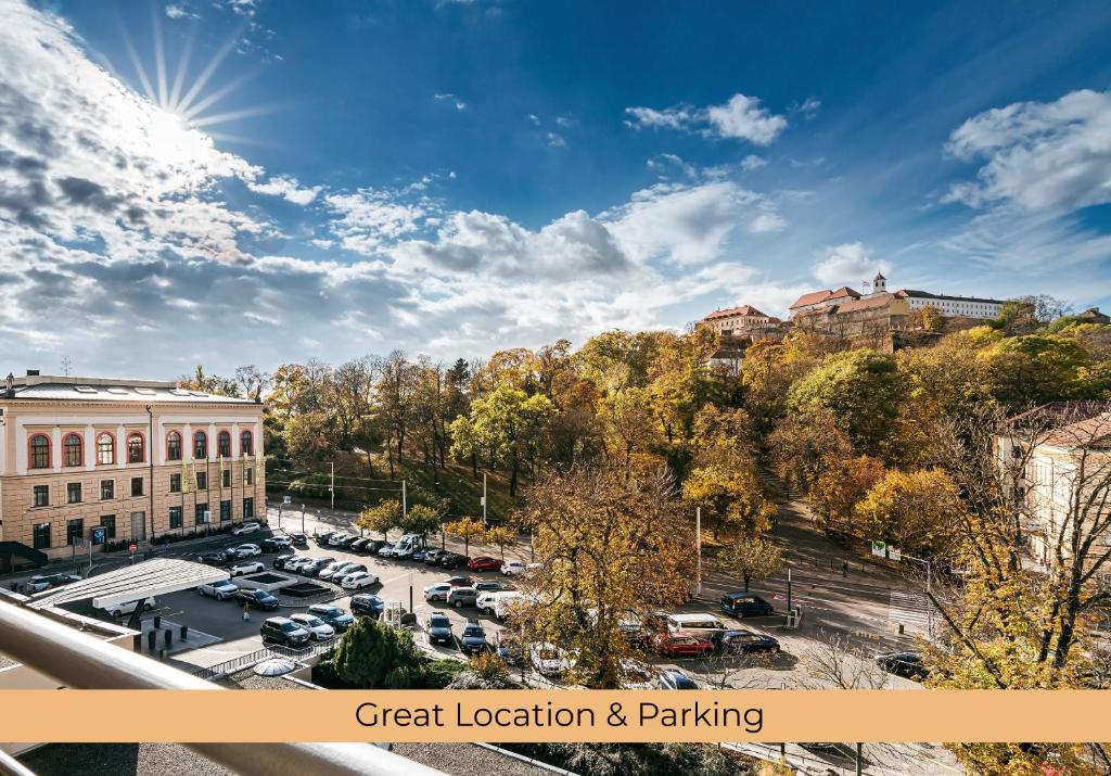 una vista sul tetto di un parcheggio in città di Hotel International Brno a Brno