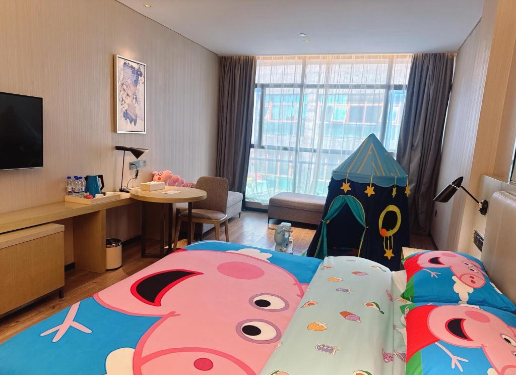 宜尚酒店(贵阳市政府林城西路地铁站店)的电视和/或娱乐中心