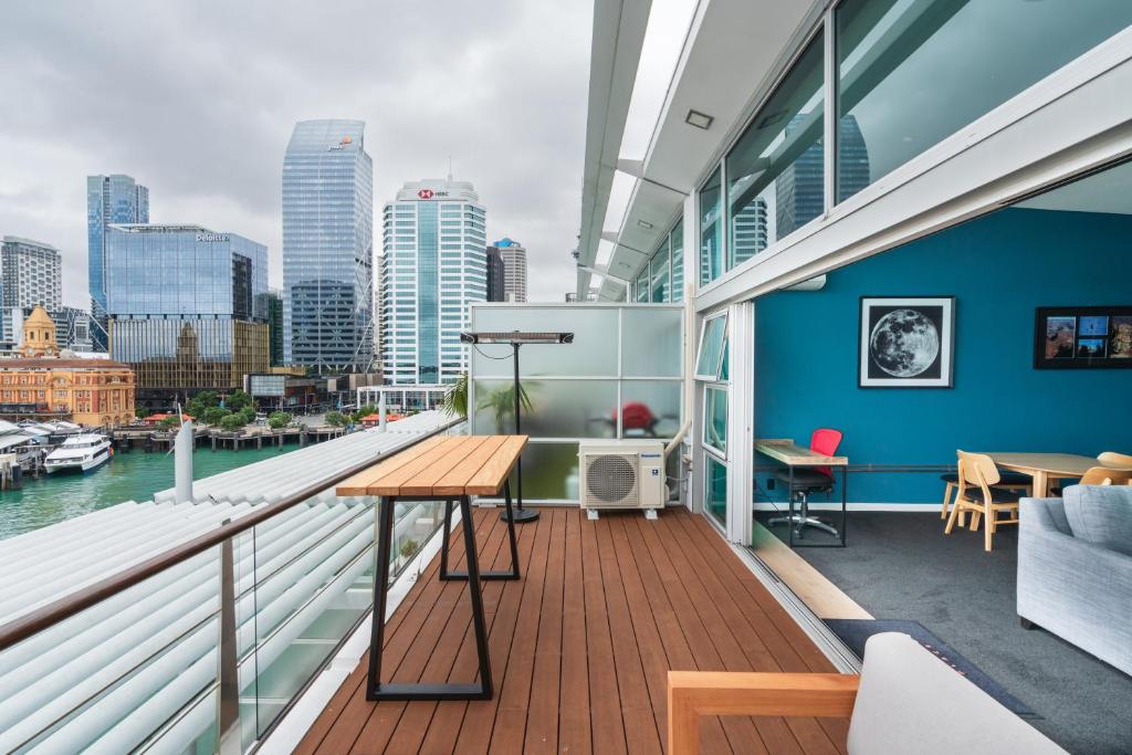 Penthouse apartment with stunning Harbour views - Resim 38