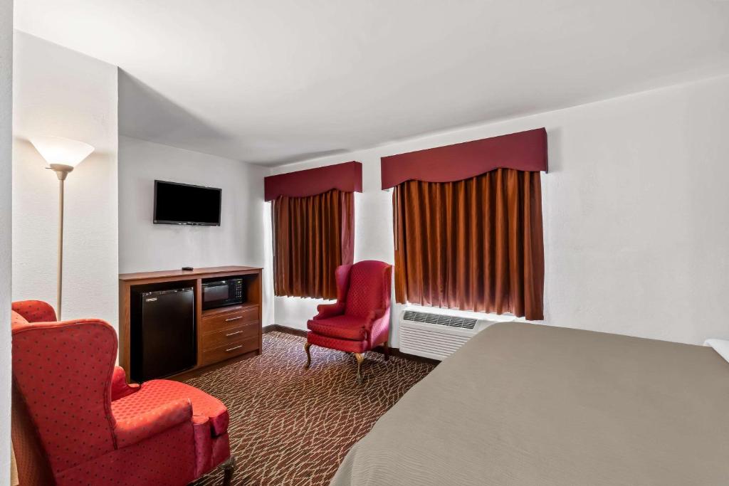 Quality Inn - King Suite With Sofa Bed - Non Smoking