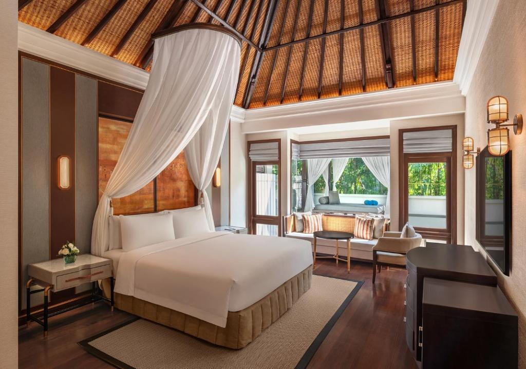 Postel nebo postele na pokoji v ubytování The Laguna, A Luxury Collection Resort & Spa, Nusa Dua, Bali