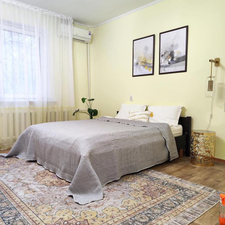 Ένα ή περισσότερα κρεβάτια σε δωμάτιο στο Центр города Самал-2