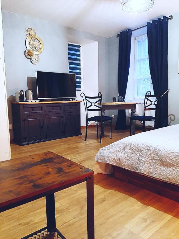 Televízia a/alebo spoločenská miestnosť v ubytovaní Coeur de Ville Montbéliard