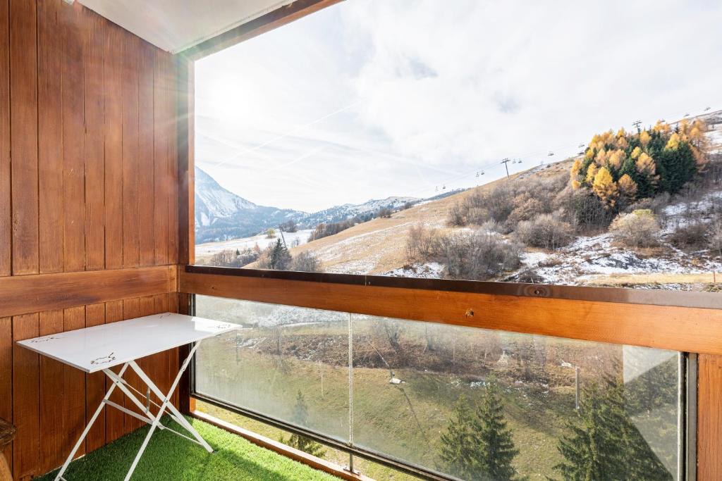Cette chambre dispose d'une grande fenêtre offrant une vue sur la montagne. dans l'établissement Jazz - Studio 4p au pied des pistes, à Villarembert