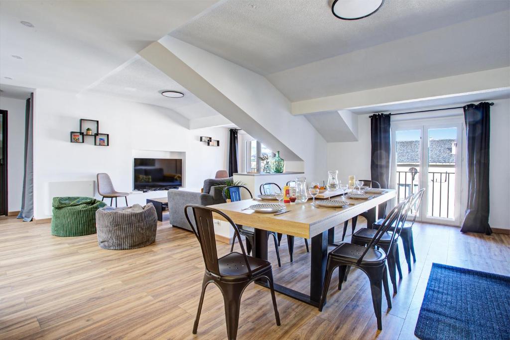 une salle à manger et un salon avec une table et des chaises dans l'établissement La Mansarda 305 - Appartement pour 8, à Err