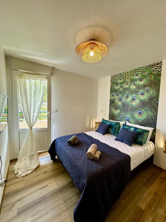 Postel nebo postele na pokoji v ubytování Le Roquefeuil T4 Duplex St-Gilles