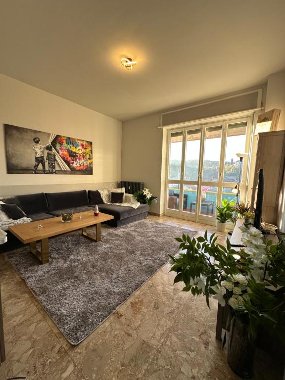 多利亚尼Affordable 3 roms appartment with special price summer 2025的带沙发和咖啡桌的客厅