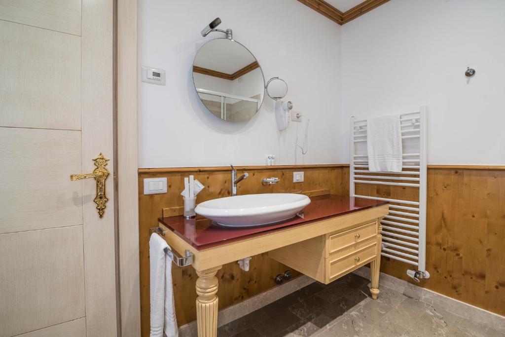 Koupelna v ubytování Càdor Hotel