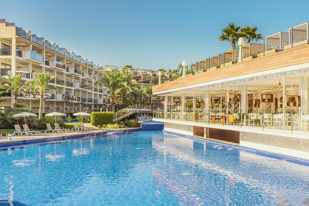 Bazén v ubytovaní Zafiro Palace Palmanova alebo v jeho blízkosti