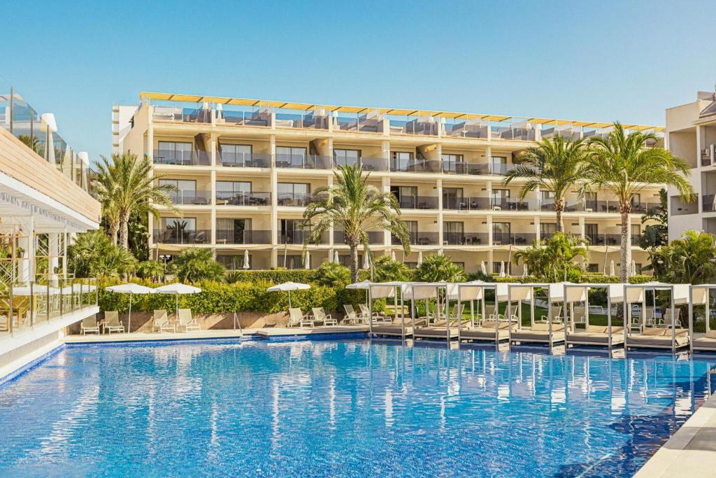 A piscina localizada em Zafiro Palace Palmanova ou nos arredores