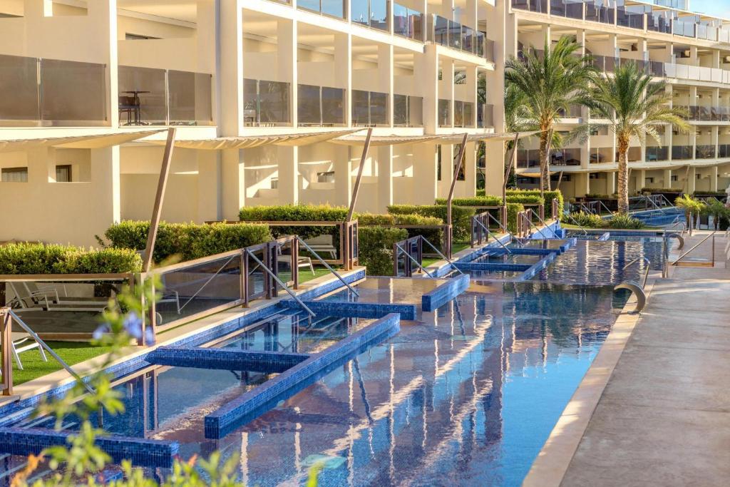 A piscina localizada em Zafiro Palace Palmanova ou nos arredores