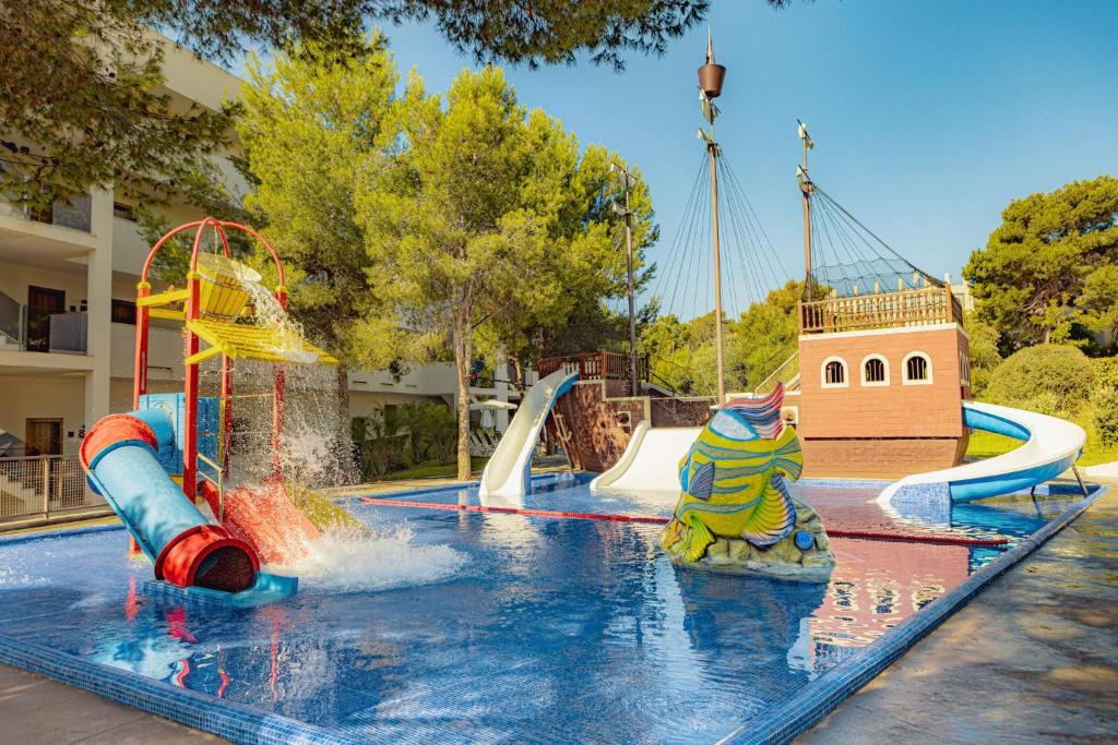 A piscina localizada em Zafiro Palace Palmanova ou nos arredores
