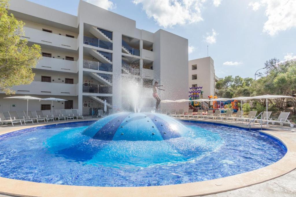 A piscina localizada em Zafiro Palace Palmanova ou nos arredores