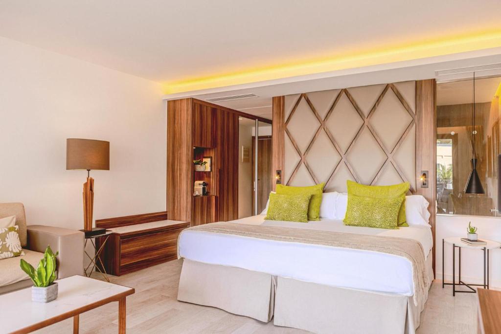 Cama ou camas em um quarto em Zafiro Palace Palmanova