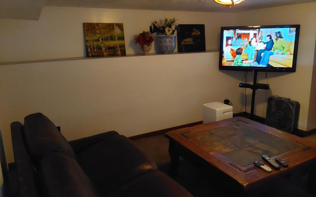 TV a/nebo společenská místnost v ubytování Mikes Place