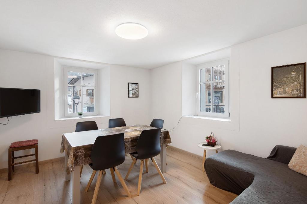 ein Wohnzimmer mit Tisch und Stühlen und einer Couch in der Unterkunft Appartamenti Gg 2 in Livigno