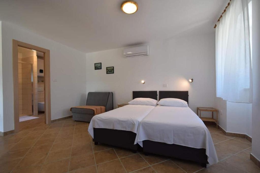 Postel nebo postele na pokoji v ubytování Apartments Insula Insule