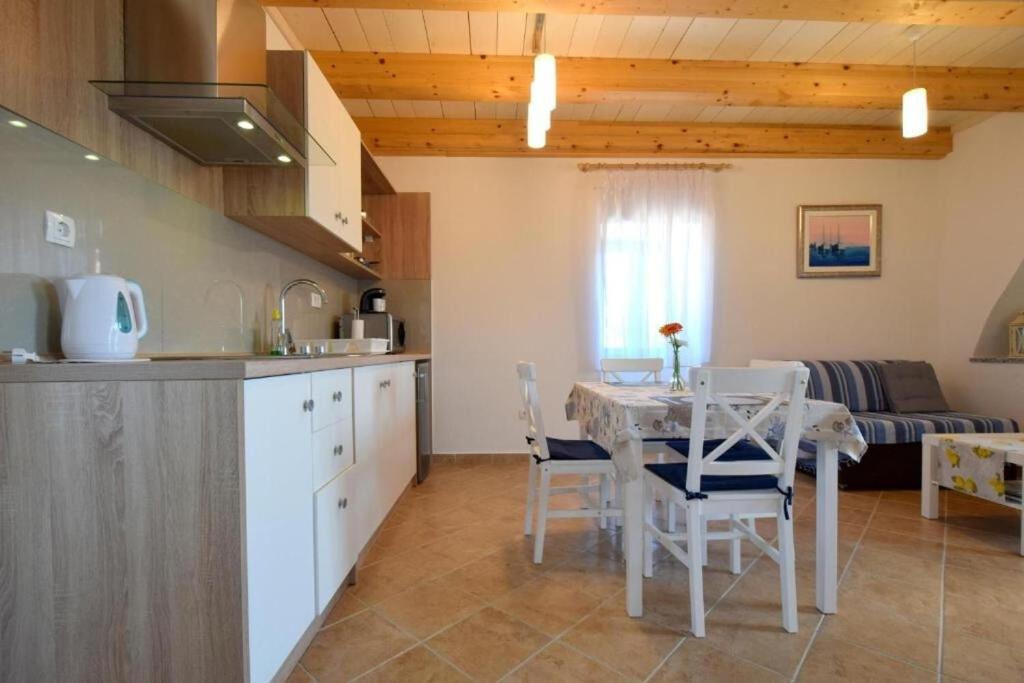 Kuchyň nebo kuchyňský kout v ubytování Apartments Insula Insule