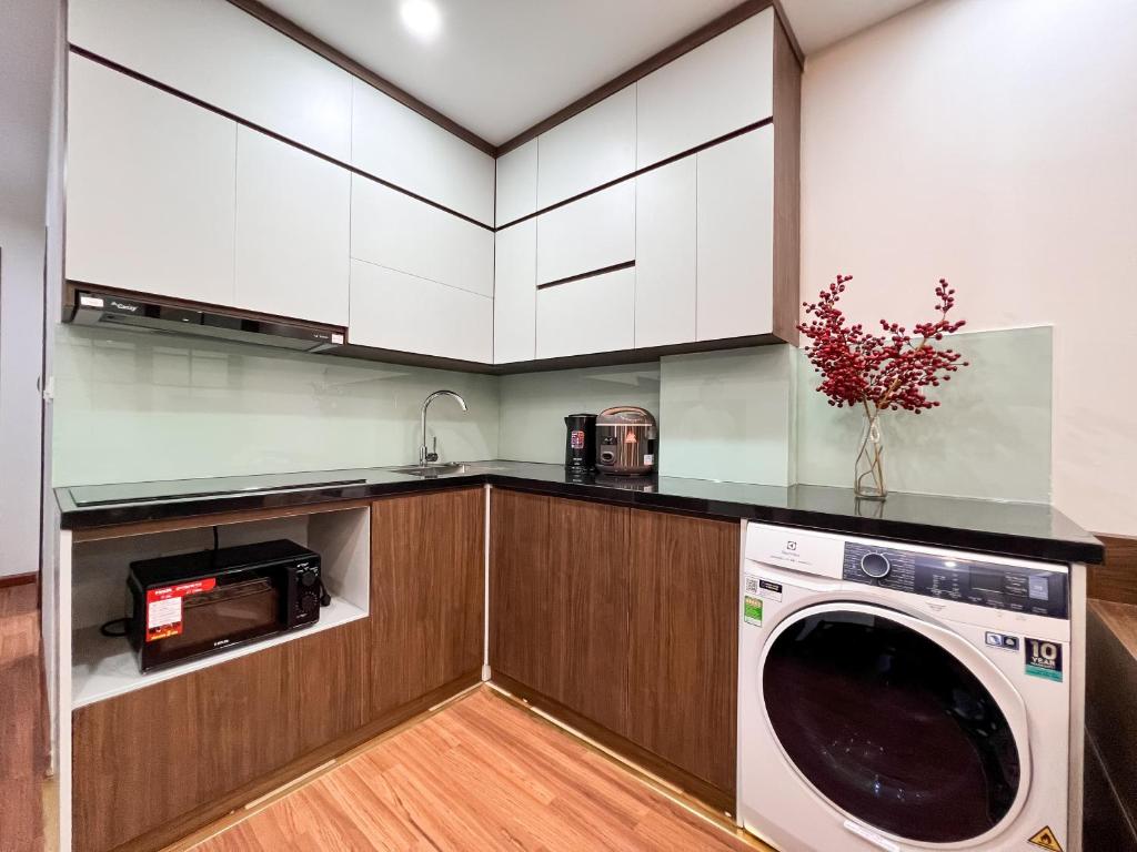 Kuchyň nebo kuchyňský kout v ubytování NINE HOUSING 49 Linh Lang