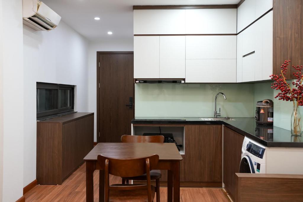 Kuchyň nebo kuchyňský kout v ubytování NINE HOUSING 49 Linh Lang