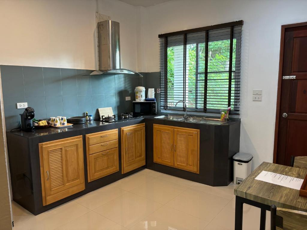 Kuchyň nebo kuchyňský kout v ubytování Shanti samui Resort