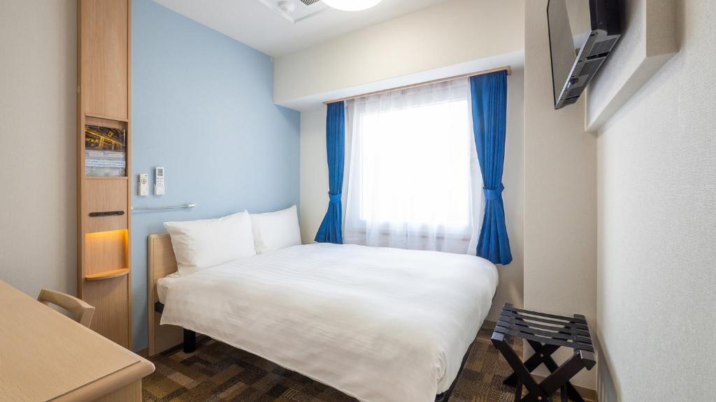 Postel nebo postele na pokoji v ubytování Toyoko Inn Sakai Ekimae