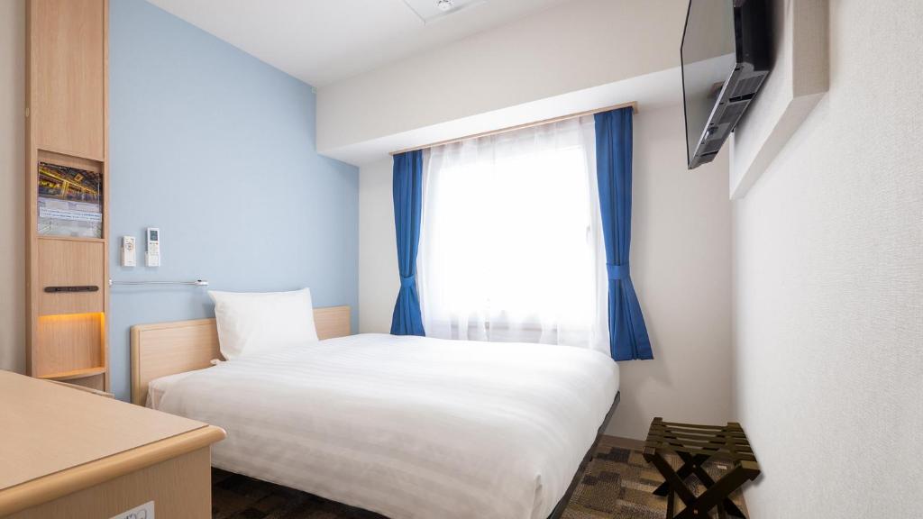TV a/nebo společenská místnost v ubytování Toyoko Inn Sakai Ekimae