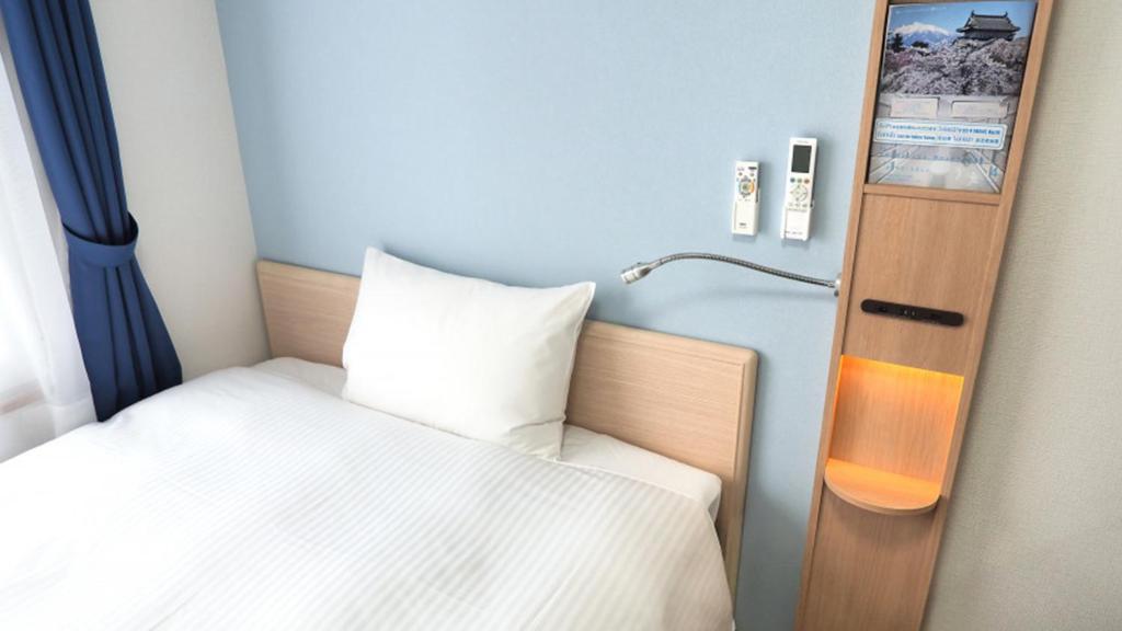 Postel nebo postele na pokoji v ubytování Toyoko Inn Sakai Ekimae