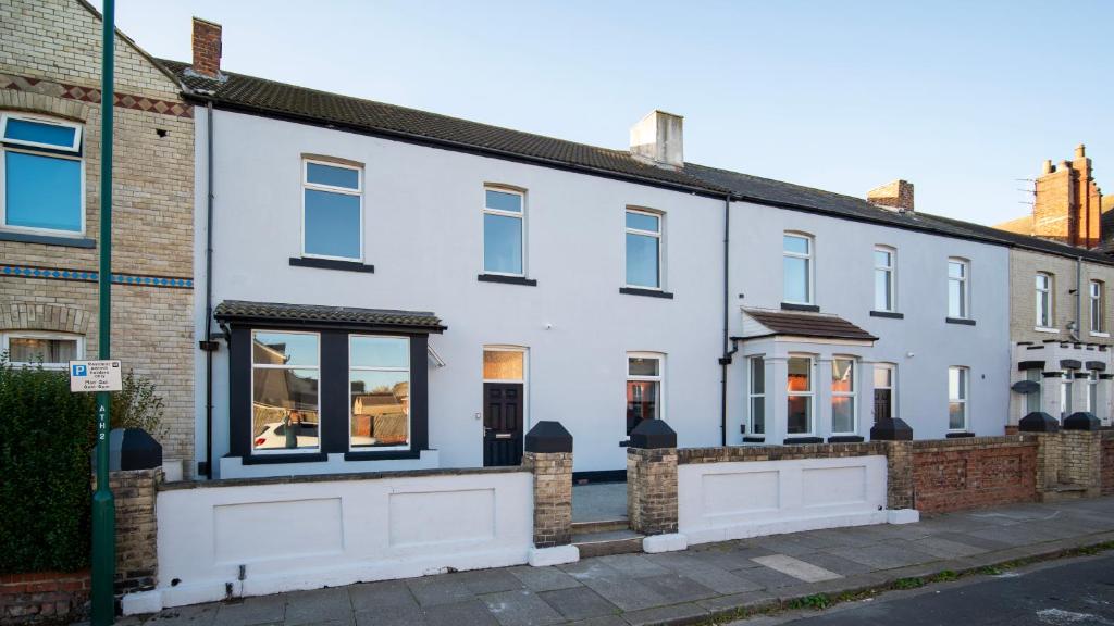 Casa blanca con ventanas en una calle en YSS The Church 1 Coatham, en Redcar