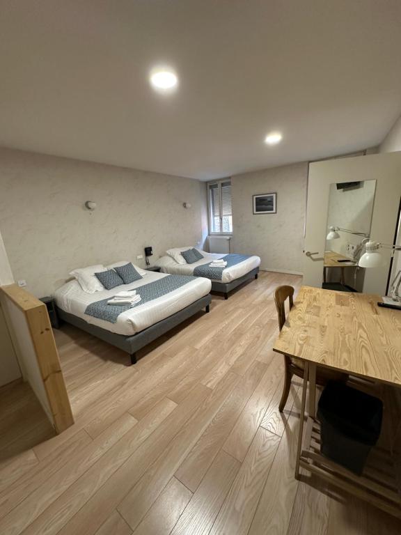 Postel nebo postele na pokoji v ubytování Logis Hôtel du Fer à Cheval