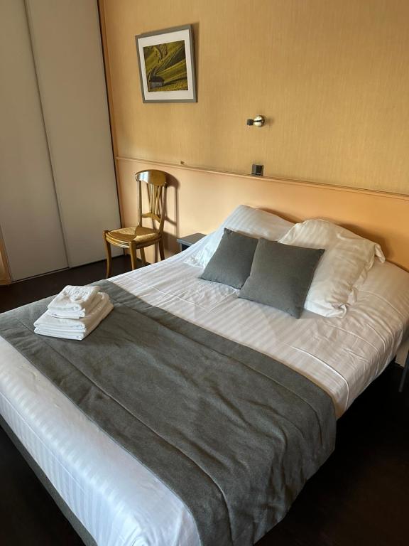 Postel nebo postele na pokoji v ubytování Logis Hôtel du Fer à Cheval