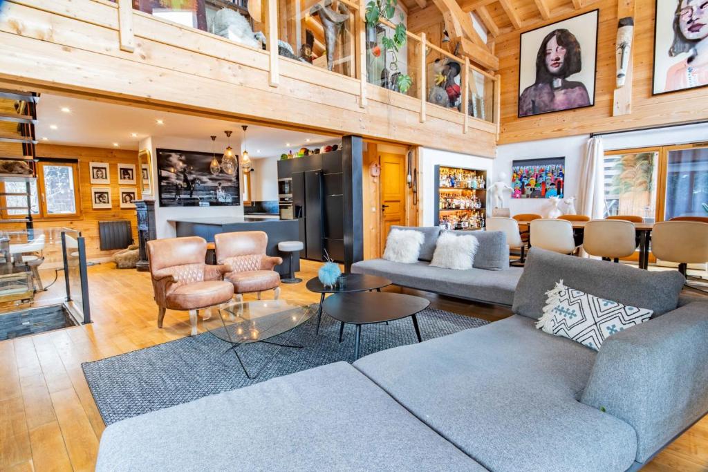 un salon avec un canapé et une table dans l'établissement Chalet with garden close to the slopes, à Chamonix-Mont-Blanc